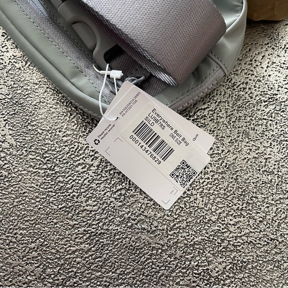🤍 LULULEMON NWT Belt Bag - Silver Drop/Grey/White - Picture 7 of 7